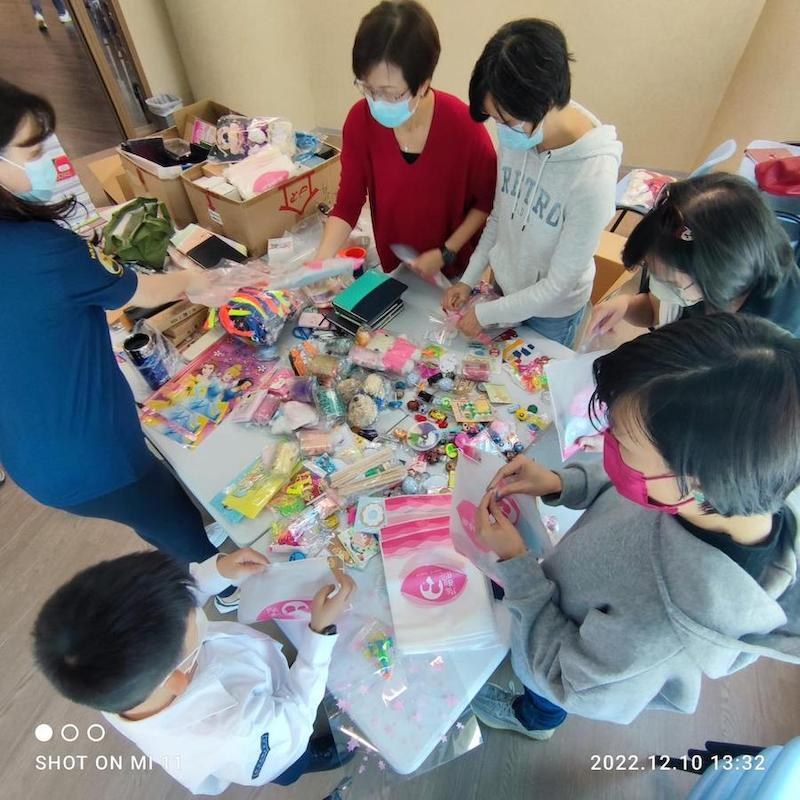 不容易的「贴地」关怀